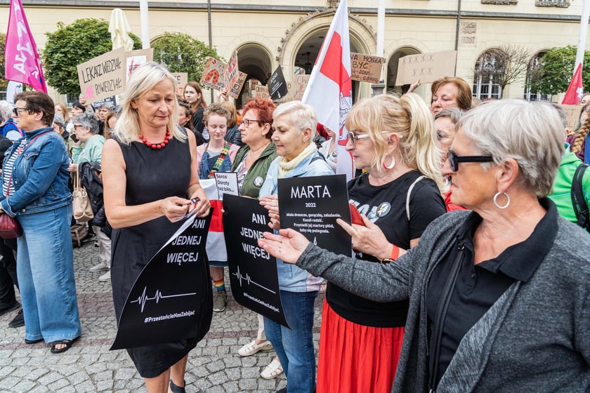 Strajk kobiet po śmierci 33-letniej Doroty, kt&oacute;ra zmarła w szpitalu z powodu powikłań w ciąży