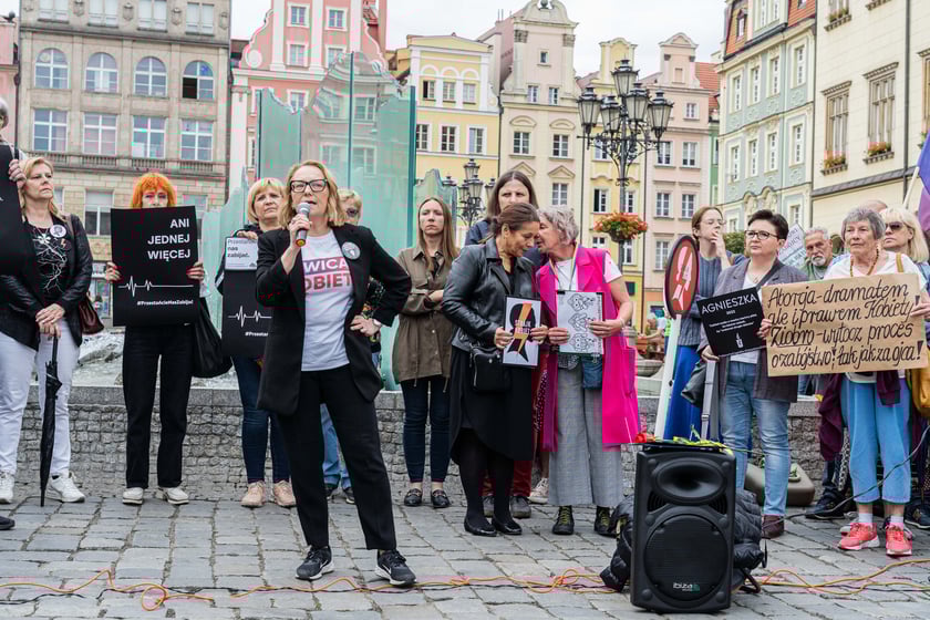 Strajk kobiet po śmierci 33-letniej Doroty, kt&oacute;ra zmarła w szpitalu z powodu powikłań w ciąży