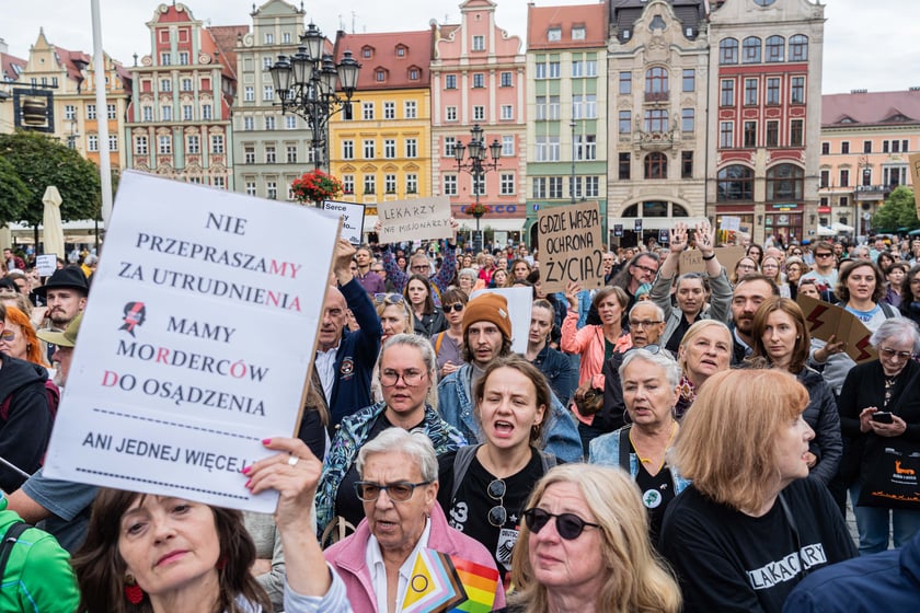 Strajk kobiet po śmierci 33-letniej Doroty, kt&oacute;ra zmarła w szpitalu z powodu powikłań w ciąży