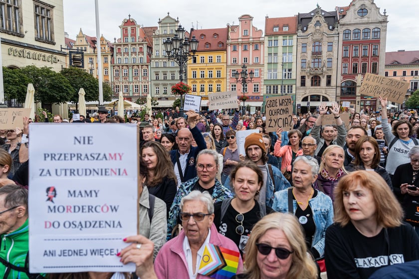 Strajk kobiet po śmierci 33-letniej Doroty, kt&oacute;ra zmarła w szpitalu z powodu powikłań w ciąży