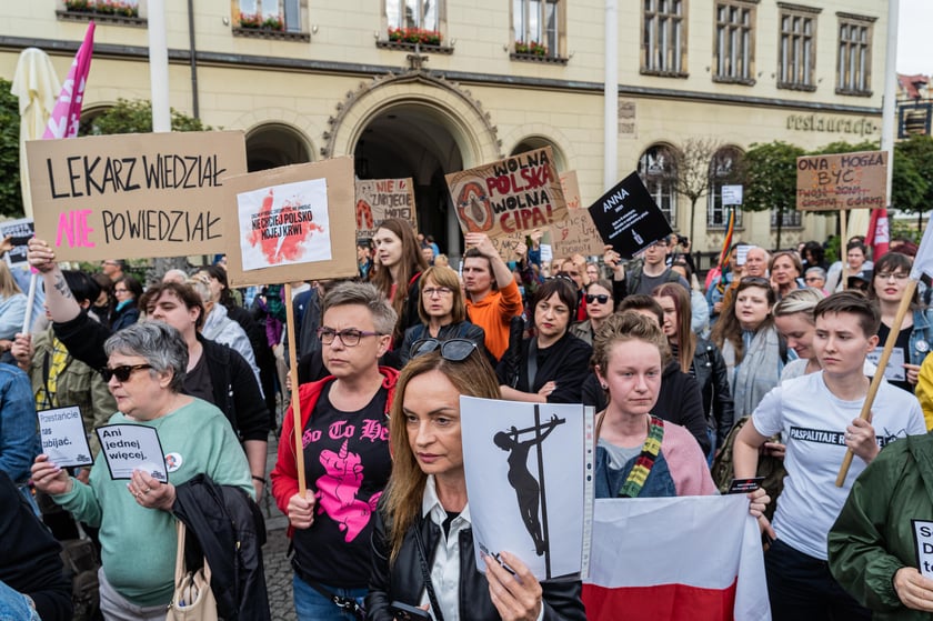 Strajk kobiet po śmierci 33-letniej Doroty, kt&oacute;ra zmarła w szpitalu z powodu powikłań w ciąży
