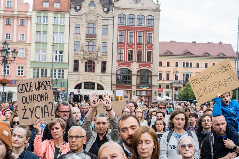 Strajk kobiet po śmierci 33-letniej Doroty, kt&oacute;ra zmarła w szpitalu z powodu powikłań w ciąży