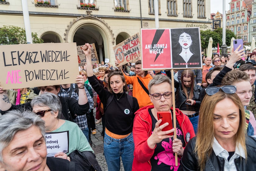 Strajk kobiet po śmierci 33-letniej Doroty, kt&oacute;ra zmarła w szpitalu z powodu powikłań w ciąży