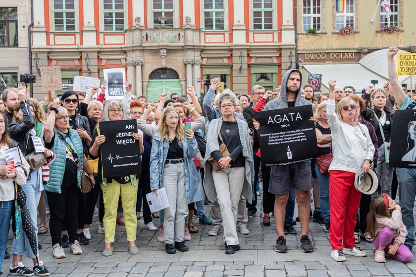 Strajk kobiet po śmierci 33-letniej Doroty, kt&oacute;ra zmarła w szpitalu z powodu powikłań w ciąży