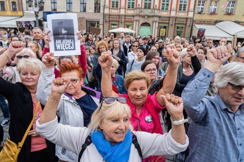 Strajk kobiet po śmierci 33-letniej Doroty, kt&oacute;ra zmarła w szpitalu z powodu powikłań w ciąży