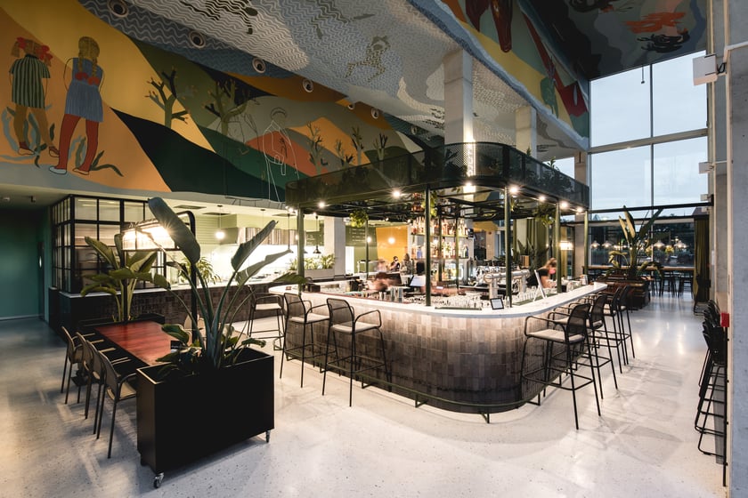 Concordia Taste
Restauracja znajduje się w jednym z najpiękniejszych miejsc we Wrocławiu &ndash; na zielonej Wyspie Słodowej. Scenografię lokalu stanowi ok. 500-metrowy mural, dzieło artystki Alicji Biały, kt&oacute;ry wyraża hołd dla uważności i idei smakowania życia z najbliższymi nam ludźmi.
&ndash; Zwolnij na chwilę, żeby docenić wsp&oacute;lnie spędzony czas. Concordia Taste to miejsce niepowtarzalnych spotkań z rodziną i przyjaci&oacute;łmi. Cieszcie się przyrodą, sztuką, wspaniałym jedzeniem i oczywiście sobą nawzajem &ndash; czytamy na stronie restauracji.
W menu są polskie dania w nowoczesnym wydaniu. Szef kuchni &ndash; Damian Bildź z pewnością zaskoczy Was niecodziennymi połączeniami znanych smak&oacute;w.

Adres:&nbsp;wyspa Słodowa 7
Godziny otwarcia: wtorek-czwartek i niedziela od godz. 12:00 do 21:00; piątek-sobota od 12:00 do 23:00; w poniedziałki zamknięte

Szczeg&oacute;ły oraz menu można zobaczyć na stronie restauracji.