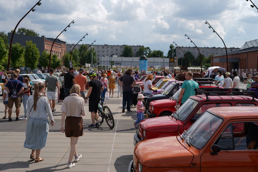 Zlot zabytkowych maluchów w CH Zajezdnia we Wrocławiu
