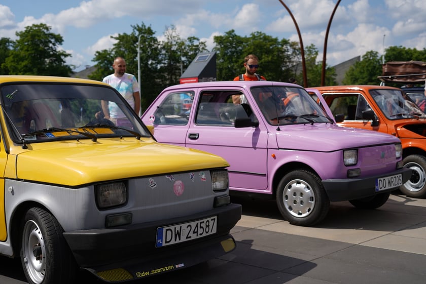Zlot zabytkowych maluchów w CH Zajezdnia we Wrocławiu
