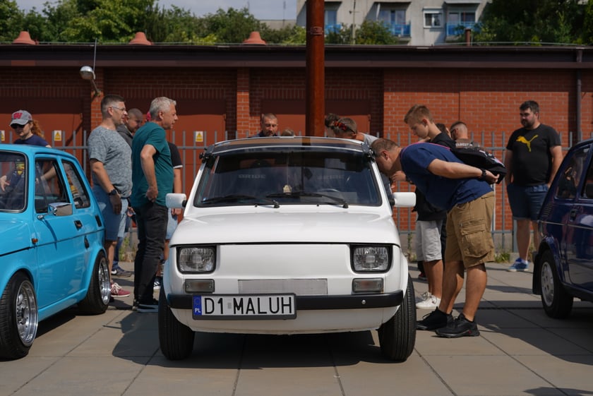 Zlot zabytkowych maluchów w CH Zajezdnia we Wrocławiu