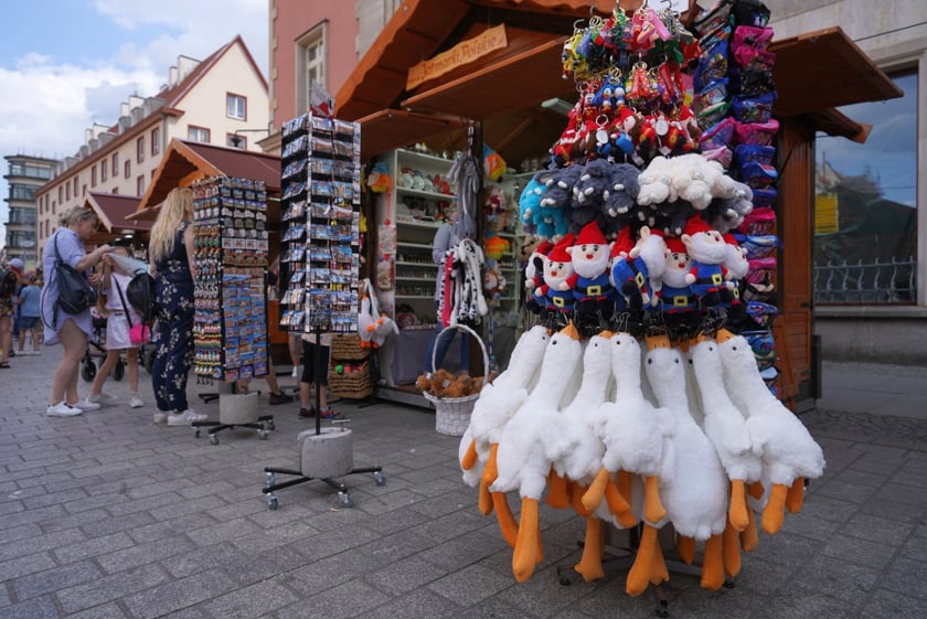 Maskotka - gęść opanowała również stragany wrocławskiego jarmarku