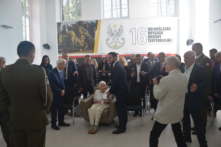 Urodziny Barbary Sowy na terenie jednostki wojskowej przy al. Hallerra