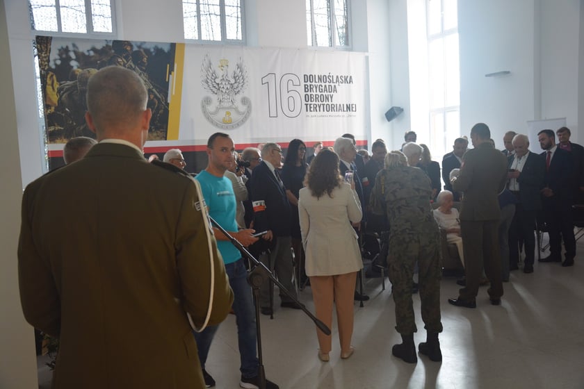 Urodziny Barbary Sowy na terenie jednostki wojskowej przy al. Hallerra