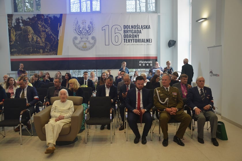Urodziny Barbary Sowy na terenie jednostki wojskowej przy al. Hallerra
