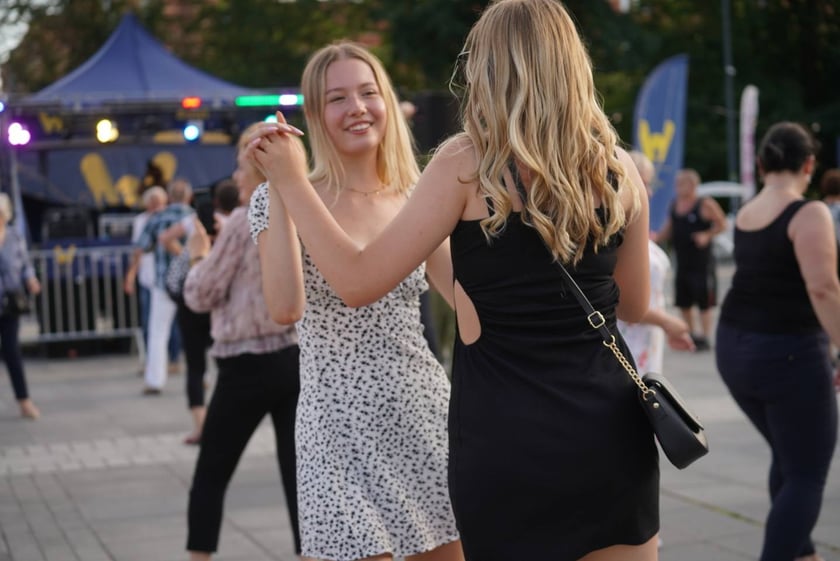 Uczestnicy potańcówki na pl. Wolności w sobotę 8 lipca