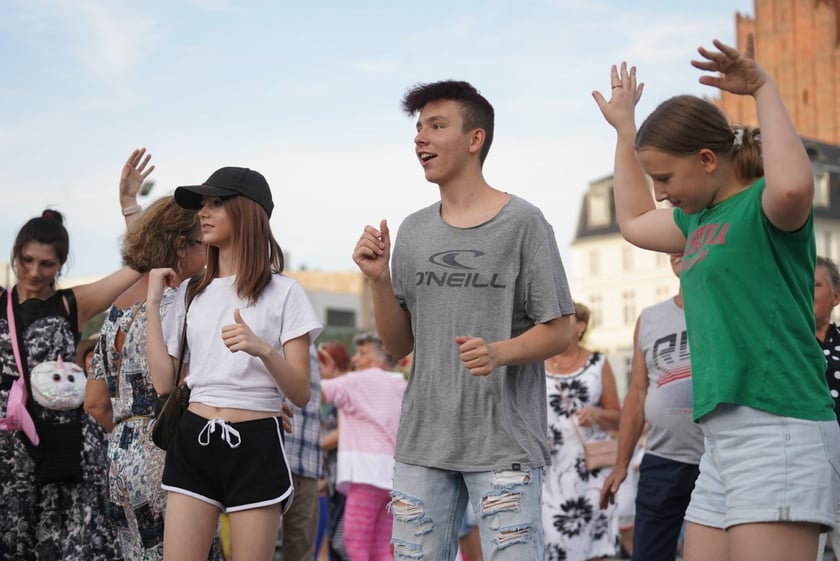 Uczestnicy potańcówki na pl. Wolności w sobotę 8 lipca