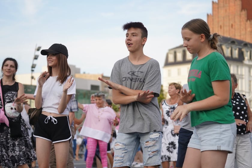 Uczestnicy potańcówki na pl. Wolności w sobotę 8 lipca