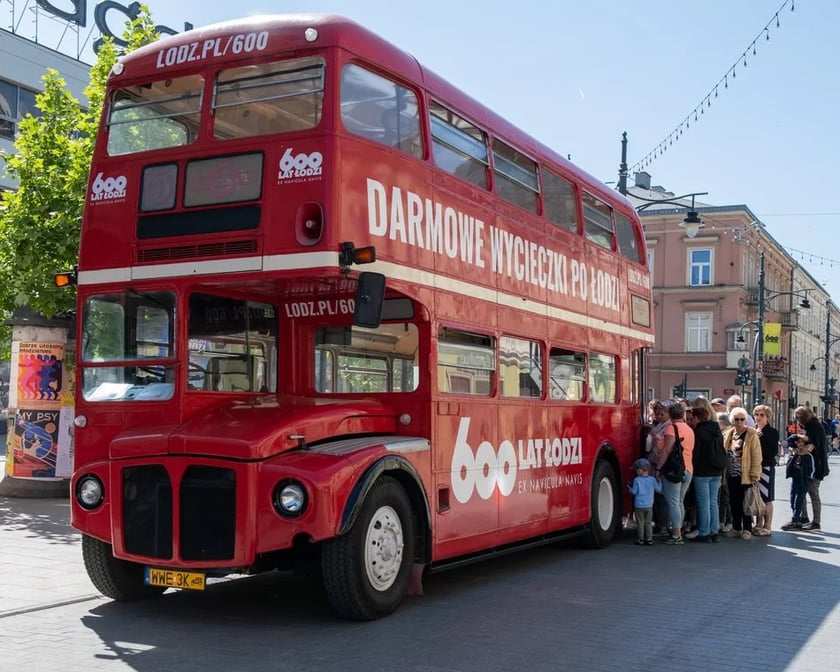 Ł&oacute;dź: 600. urodziny
Już 28 lipca Ł&oacute;dź zaprasza na swoje 600 urodziny. Będą trwały do 30 lipca. W programie Ł&oacute;dź Summer Festiwal, darmowe koncerty światowych gwiazd z Tomem Odellem i Franzem Ferdinandem na czele, pikniki, występy znanych kabaret&oacute;w, wycieczki piętrowym autobusem, spacery po zrewitalizowanej łodzi, urodzinowa Piotrkowska, loty balonem i mn&oacute;stwo innych atrakcji. Z okazji urodzin miasto zaprasza np. do Orientarium z biletem za jedyne 10 zł! Szczeg&oacute;ły na urodzinowej stronie.