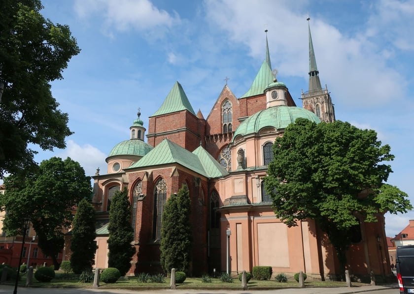 Kaplica elektorska przy katedrze na Ostrowie Tumskim. W sztuce baroku musi być symetria. Dlatego skoro po jednej stronie stanęła kaplica grobowa (kardynała Fryderyka z Hesji), po drugiej stronie prędzej czy później musiała stanąć druga ? kardynała Franciszka Ludwika