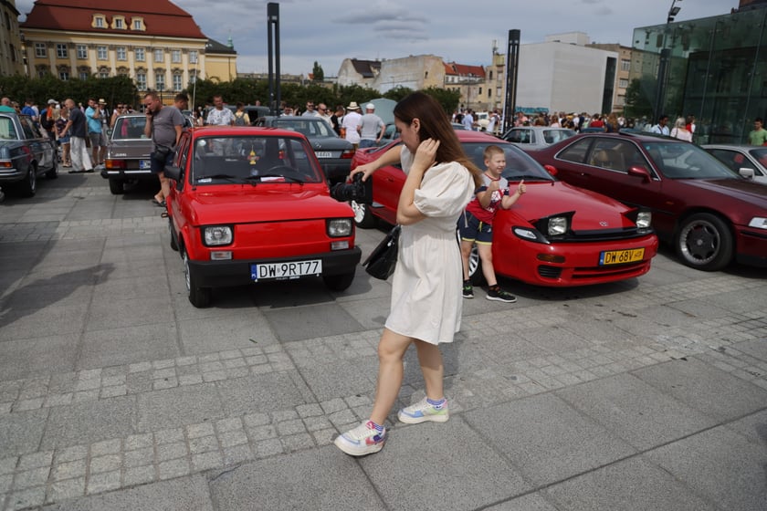 Uczestnicy Rajdu dla Zuchwałych na placu Wolności we Wrocławiu