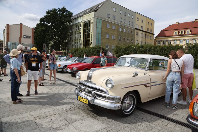 Uczestnicy Rajdu dla Zuchwałych na placu Wolności we Wrocławiu