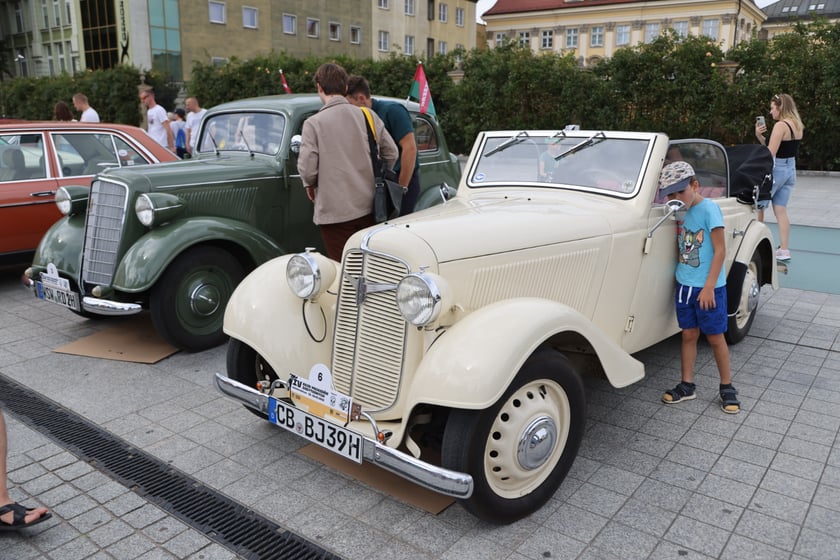 Uczestnicy Rajdu dla Zuchwałych na placu Wolności we Wrocławiu