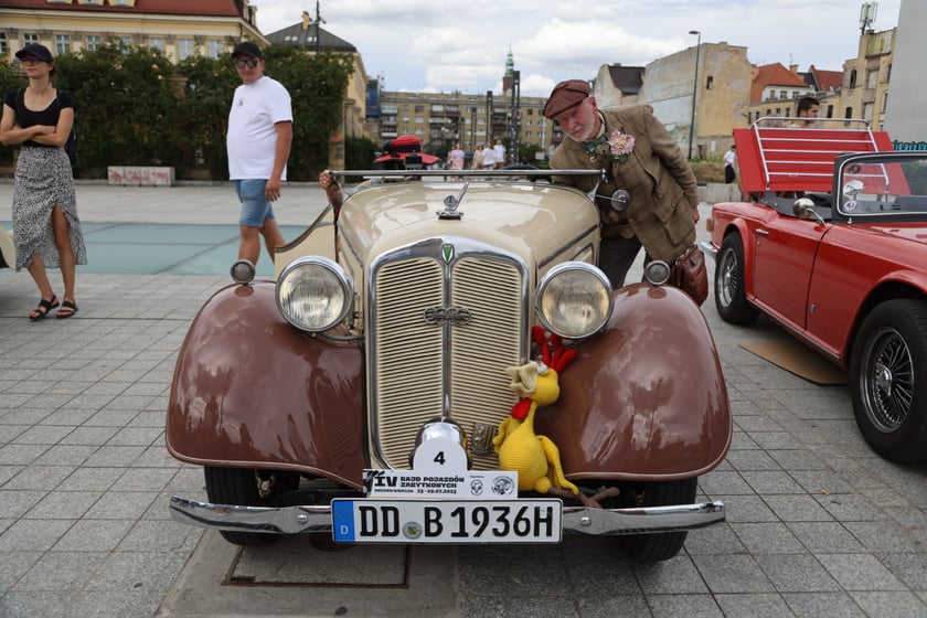 Uczestnicy Rajdu dla Zuchwałych na placu Wolności we Wrocławiu