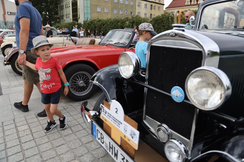Uczestnicy Rajdu dla Zuchwałych na placu Wolności we Wrocławiu