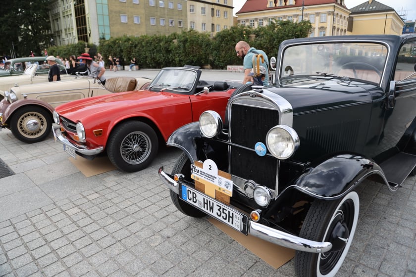 Uczestnicy Rajdu dla Zuchwałych na placu Wolności we Wrocławiu