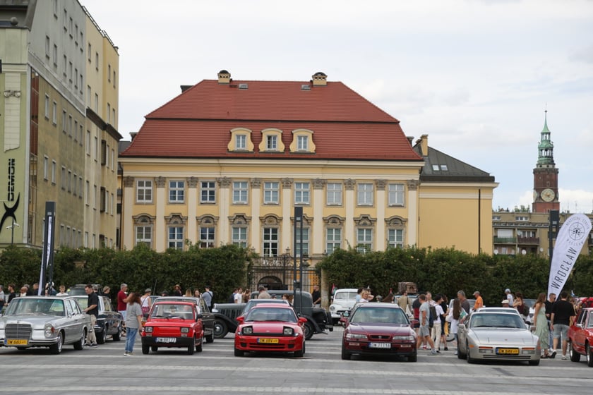Uczestnicy Rajdu dla Zuchwałych na placu Wolności we Wrocławiu