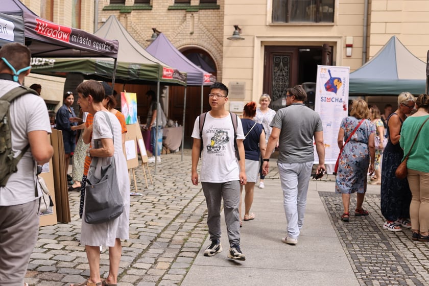 Jarmark żydowski na dziedzińcu syngogi podczas festiwalu Simcha