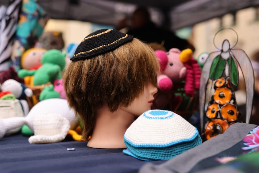 Jarmark żydowski na dziedzińcu syngogi podczas festiwalu Simcha