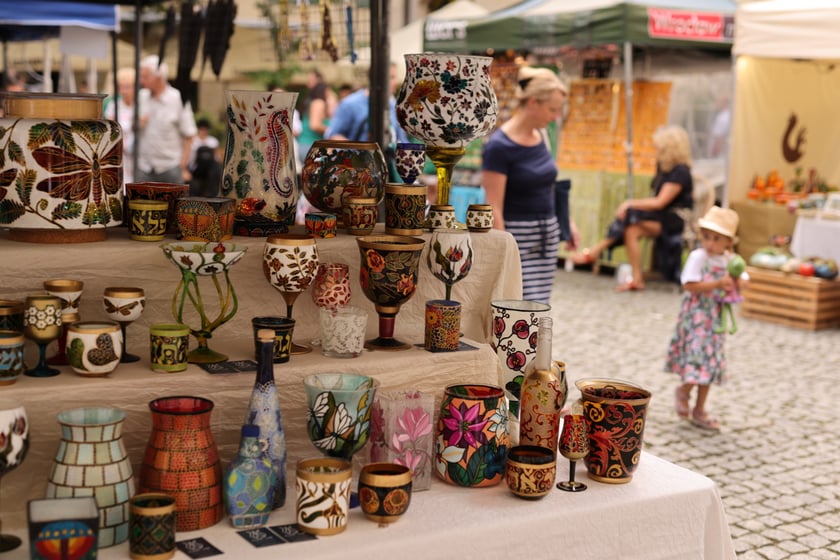 Jarmark żydowski na dziedzińcu syngogi podczas festiwalu Simcha