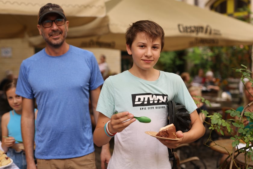 Jarmark żydowski na dziedzińcu syngogi podczas festiwalu Simcha