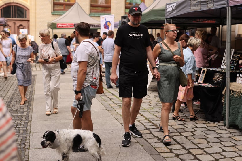 Jarmark żydowski na dziedzińcu syngogi podczas festiwalu Simcha