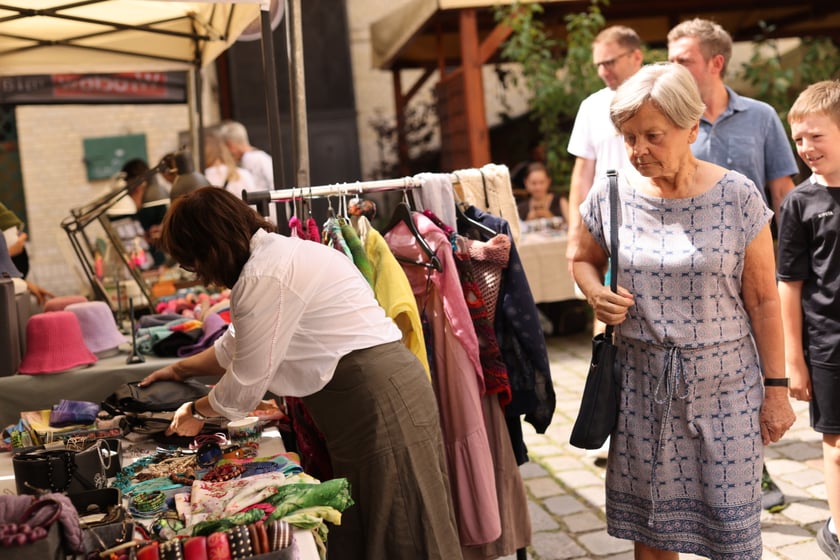 Jarmark żydowski na dziedzińcu syngogi podczas festiwalu Simcha