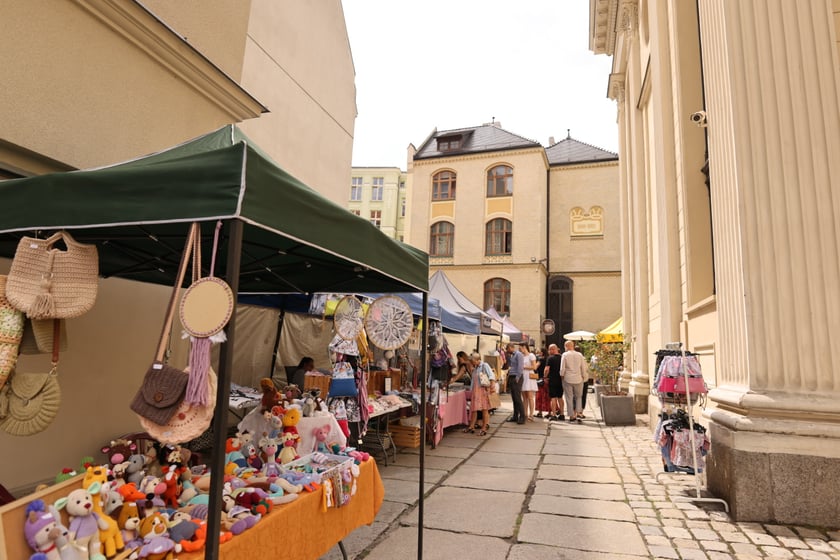 Jarmark żydowski na dziedzińcu syngogi podczas festiwalu Simcha