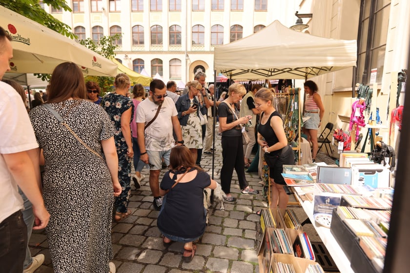 Jarmark żydowski na dziedzińcu syngogi podczas festiwalu Simcha