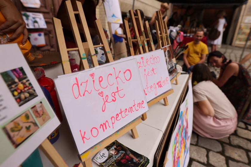 Jarmark żydowski na dziedzińcu syngogi podczas festiwalu Simcha