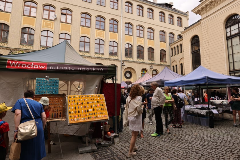 Jarmark żydowski na dziedzińcu syngogi podczas festiwalu Simcha