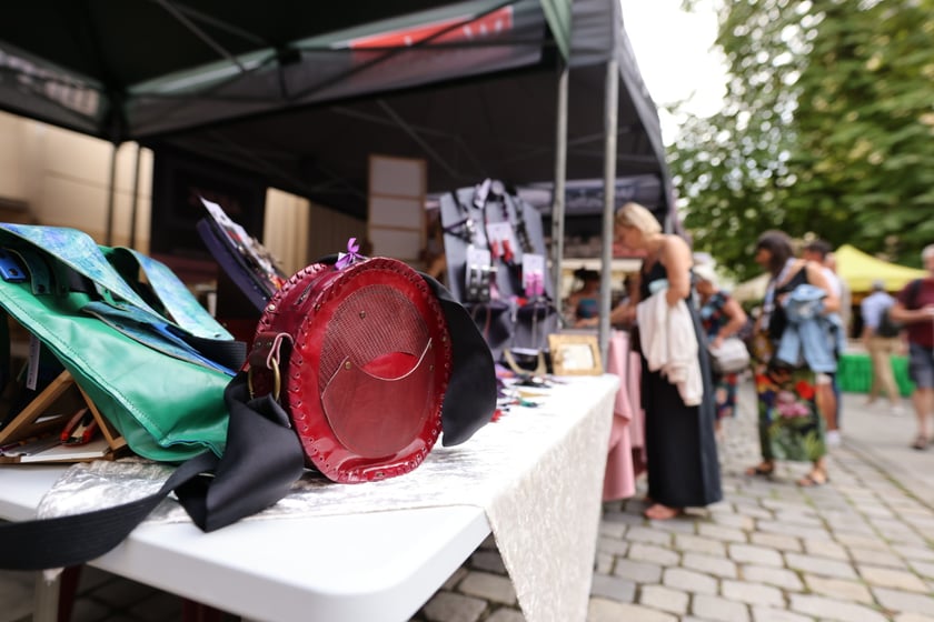 Jarmark żydowski na dziedzińcu syngogi podczas festiwalu Simcha