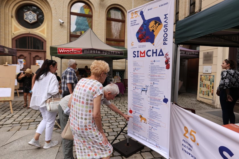 Jarmark żydowski na dziedzińcu syngogi podczas festiwalu Simcha