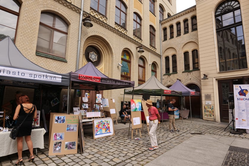 Jarmark żydowski na dziedzińcu syngogi podczas festiwalu Simcha