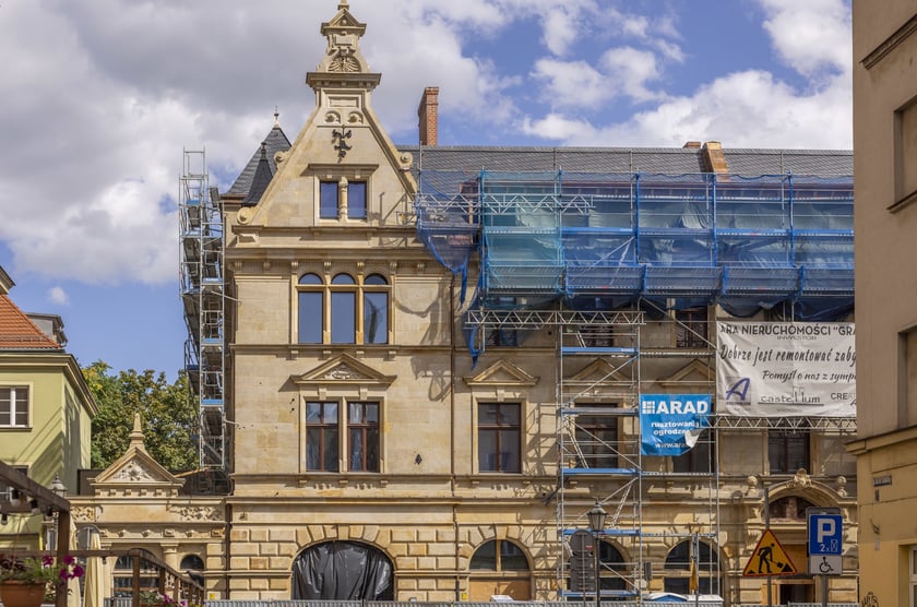 Zabytkowy budynek pod adresem ul. Gepperta 4 we Wrocławiu w trakcie renowacji, sierpień 2023