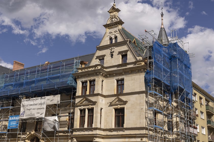 Zabytkowy budynek pod adresem ul. Gepperta 4 we Wrocławiu w trakcie renowacji, sierpień 2023