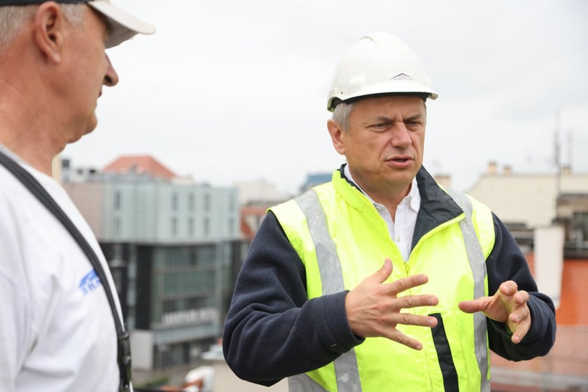 Zabytkowy budynek pod adresem ul. Gepperta 4 we Wrocławiu w trakcie renowacji, sierpień 2023