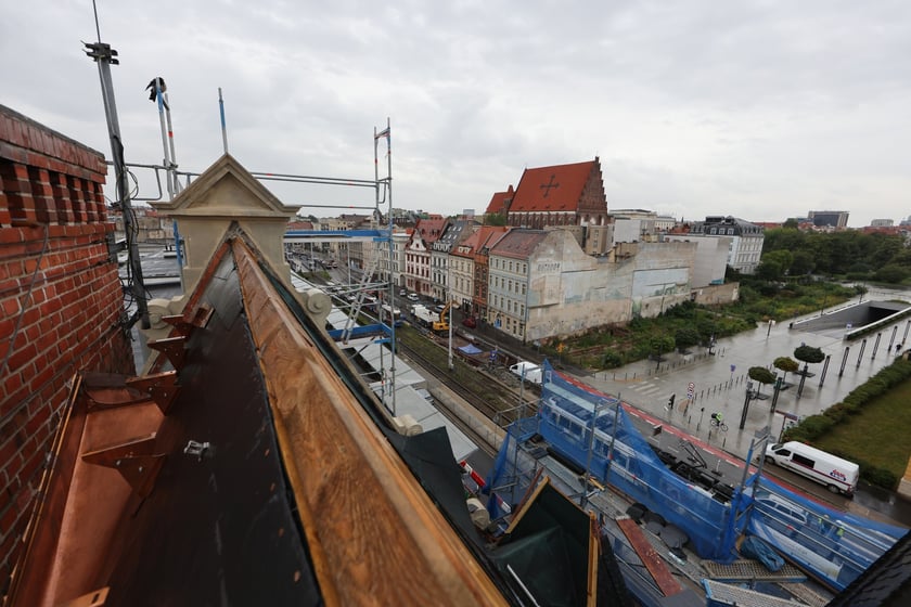 Zabytkowy budynek pod adresem ul. Gepperta 4 we Wrocławiu w trakcie renowacji, sierpień 2023