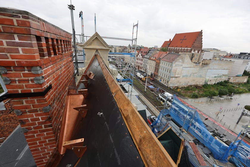 Zabytkowy budynek pod adresem ul. Gepperta 4 we Wrocławiu w trakcie renowacji, sierpień 2023