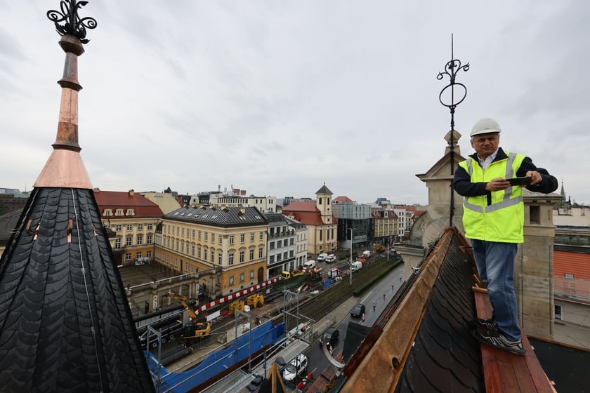 Zabytkowy budynek pod adresem ul. Gepperta 4 we Wrocławiu w trakcie renowacji, sierpień 2023