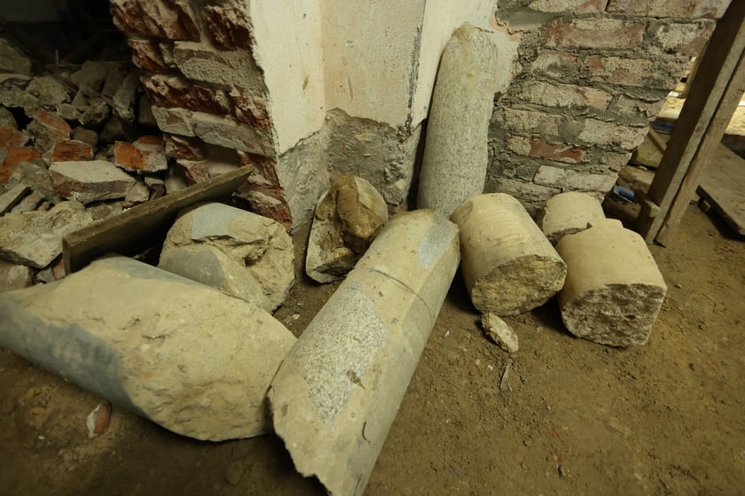 Zabytkowy budynek pod adresem ul. Gepperta 4 we Wrocławiu w trakcie renowacji, sierpień 2023
