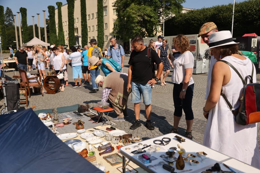 Prawdziwa kopalnia skarbów! Zobaczcie, czym kusi  kultowa giełda staroci pod Iglicą. 19 sierpnia 2023